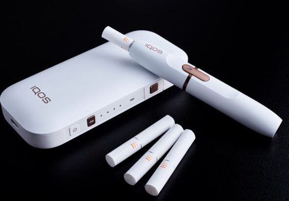 Пристрій IQOS з індикатором помилки під час заряджання