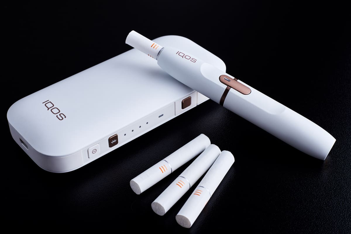 Пристрій IQOS з індикатором помилки під час заряджання